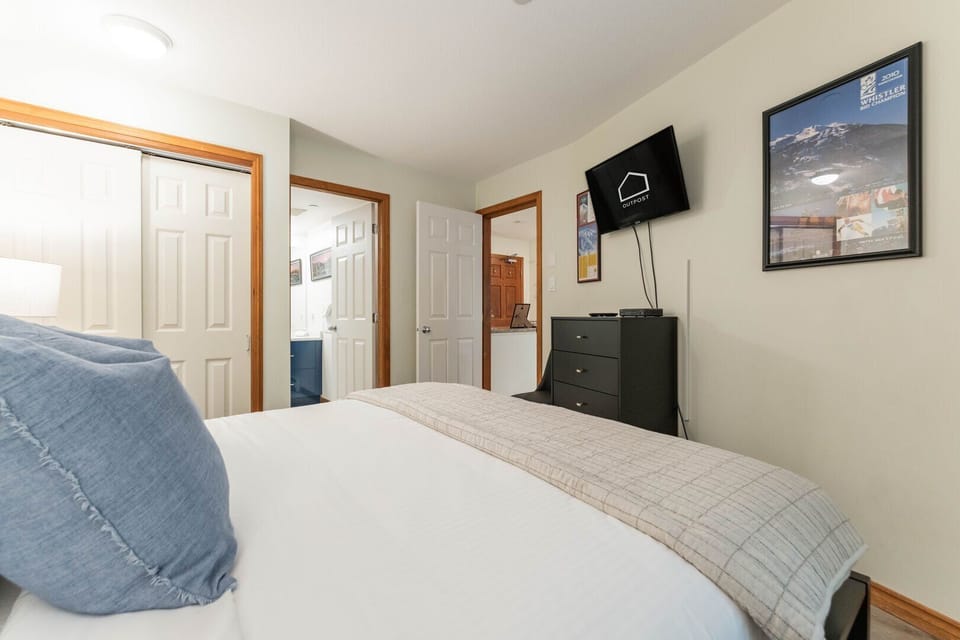 Primary bedroom: King bed, en-suite bathroom