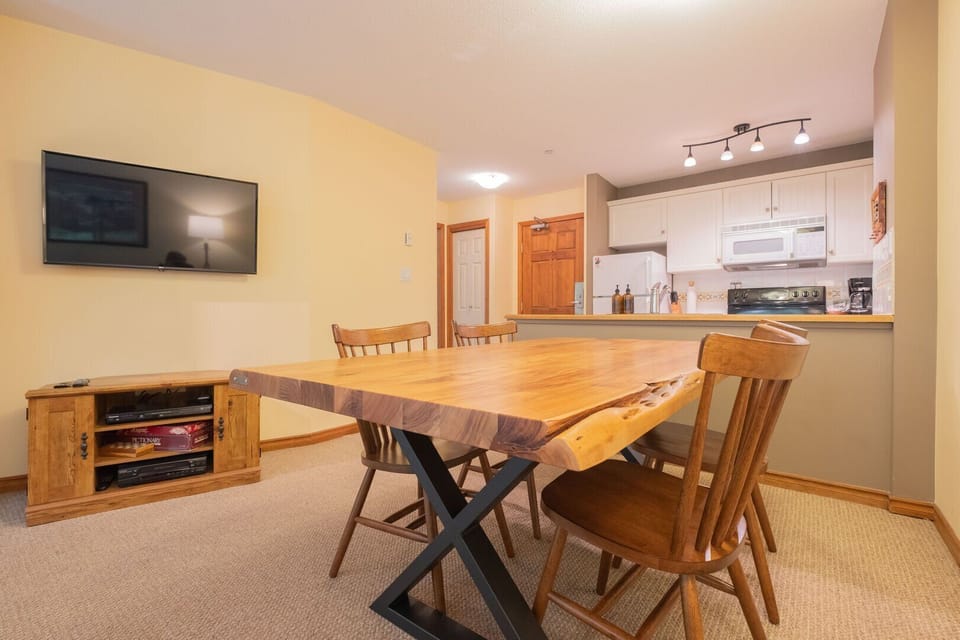 Dining area: Seats six people