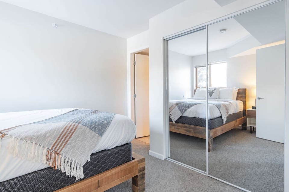 Primary bedroom: Queen bed