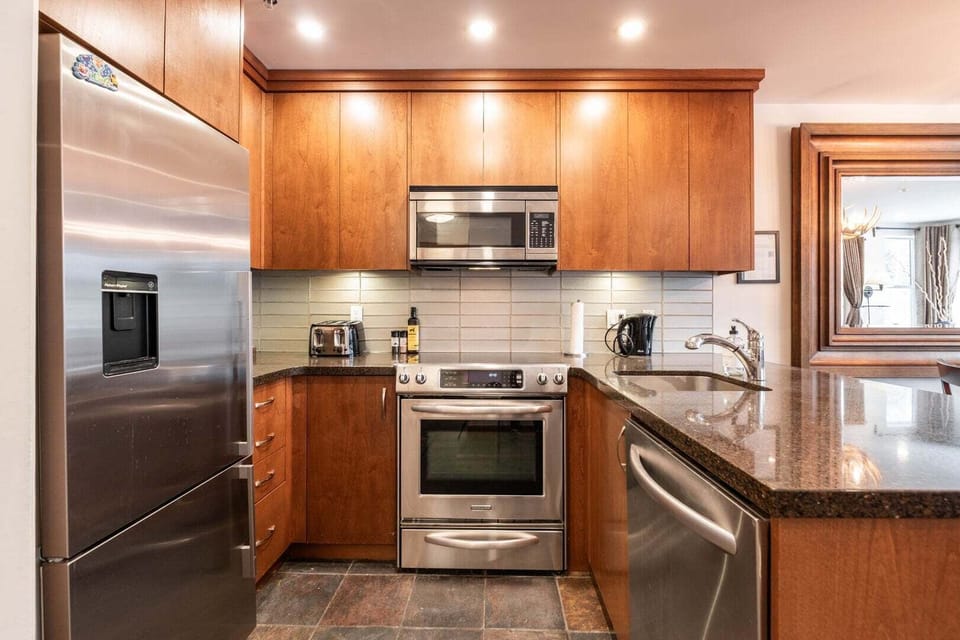 Full kitchen: Stainless steel appliances