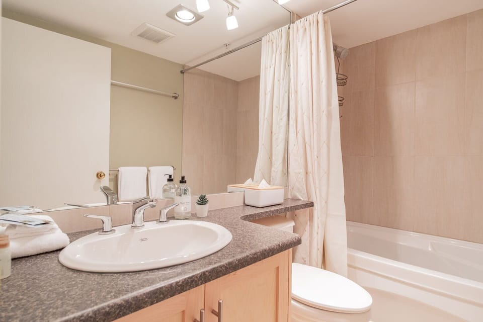 Ensuite bathroom: Shower/bathtub combo