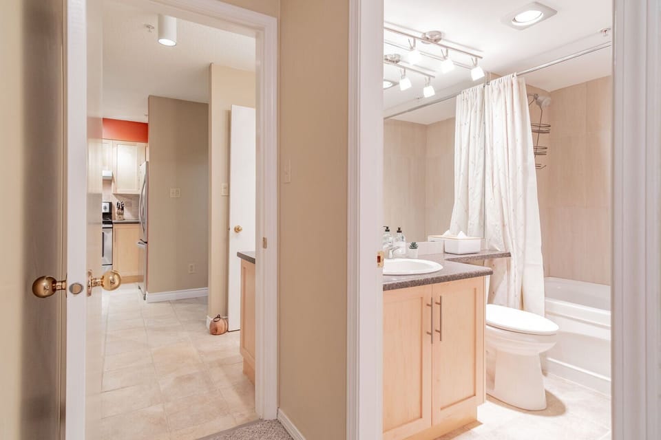 Primary bedroom: Ensuite bathroom