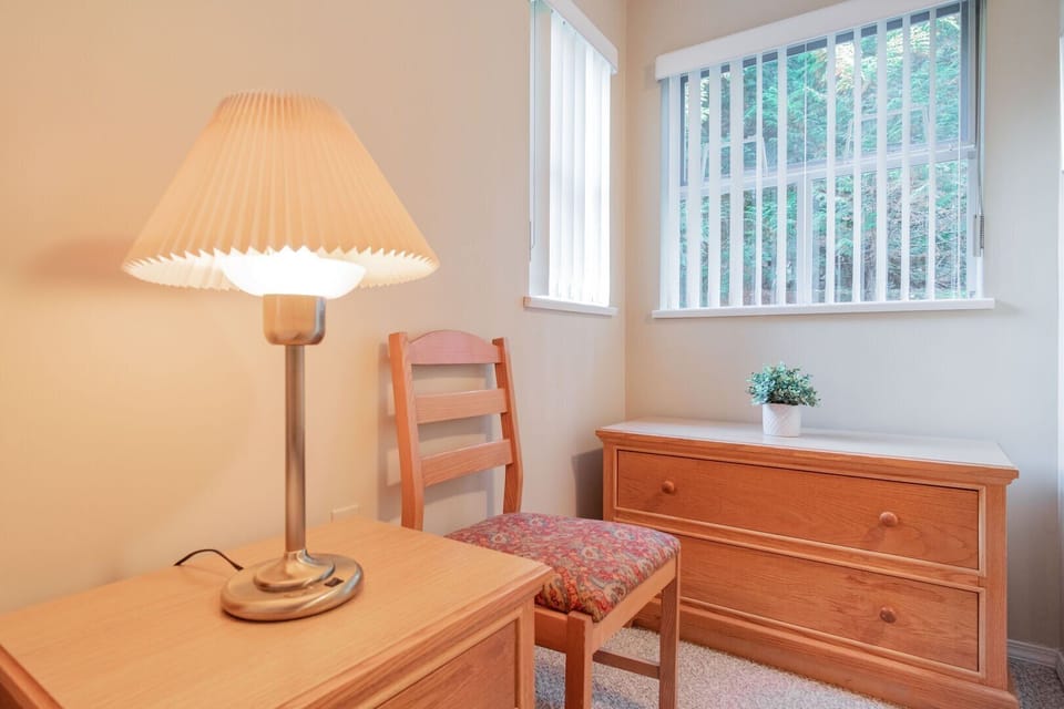 Primary bedroom: Night stand