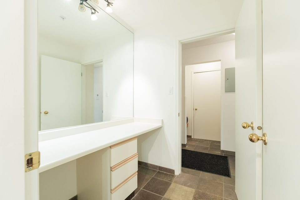 Walkthrough powder room