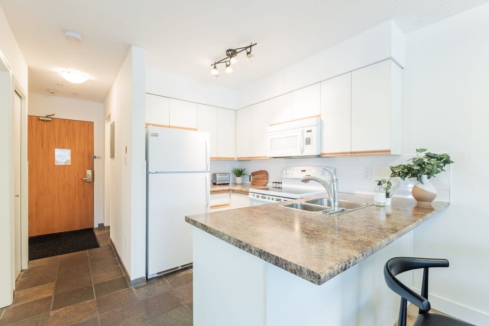 Full kitchen: High-end appliances