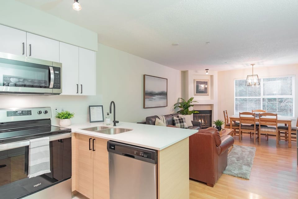Full kitchen: Stainless steel appliances
