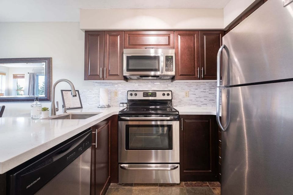 Full kitchen: Stainless steel appliances