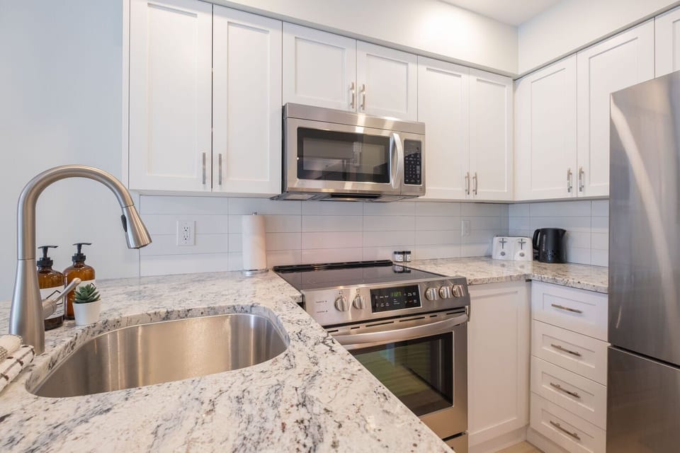 Full kitchen: Stainless steel appliances