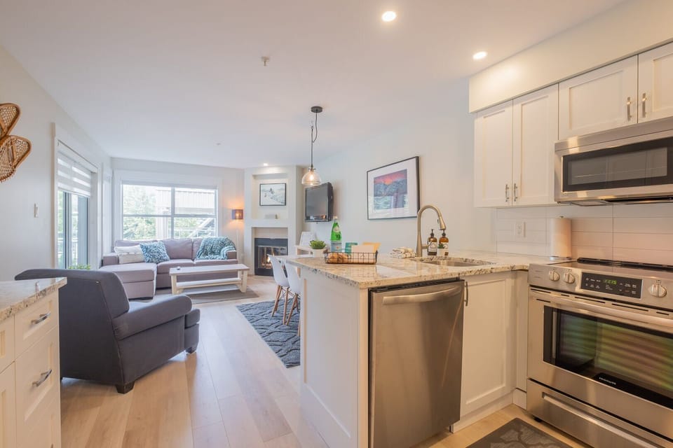 Full kitchen: Stainless steel appliances