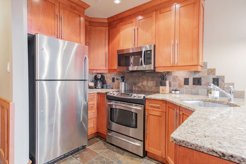 Full kitchen: Stainless steel appliances