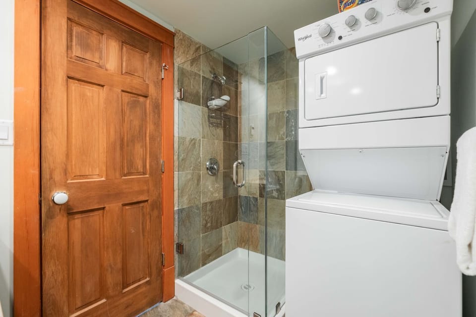 Guest bathroom: Washer/dryer