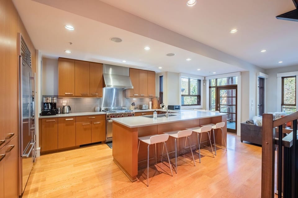 Full kitchen: Breakfast bar