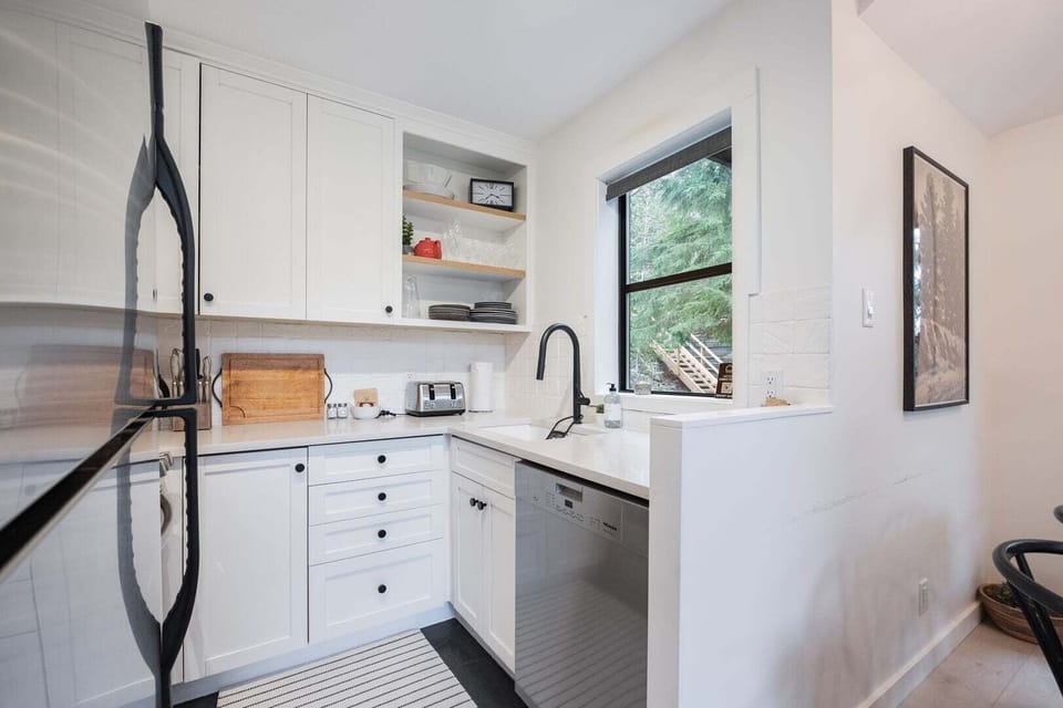 Full kitchen: Stainless steel appliances