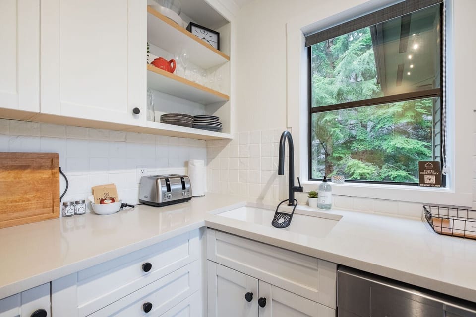 Full kitchen: Stainless steel appliances