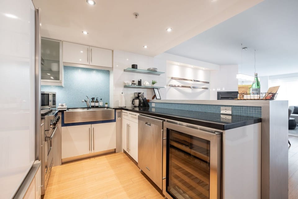 Full kitchen: Stainless steel appliances