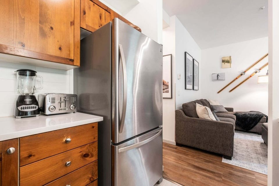 Full kitchen: Stainless steel appliances
