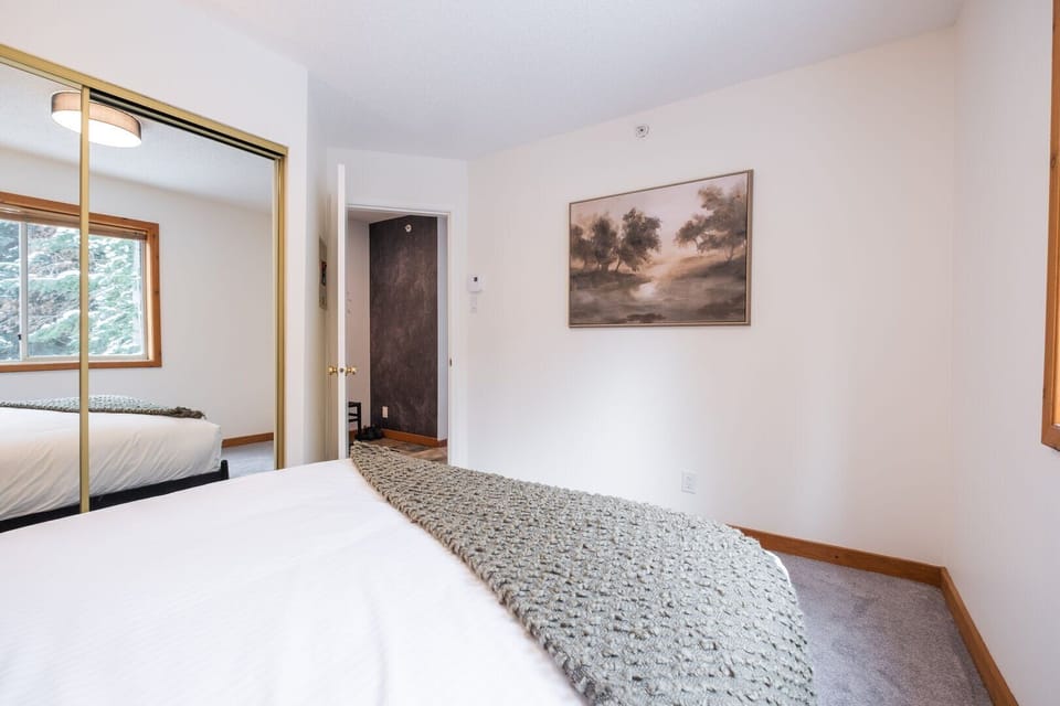 Primary bedroom: Queen bed