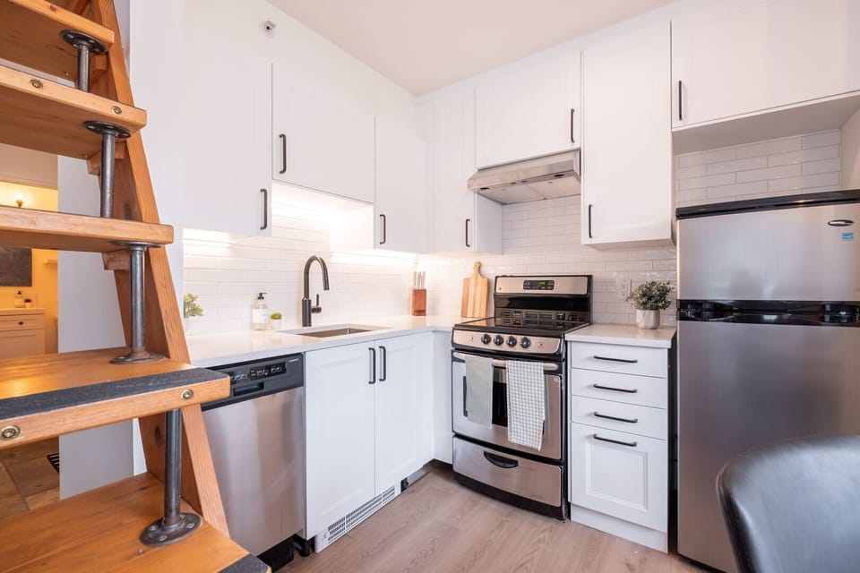 Full kitchen: High-end appliances