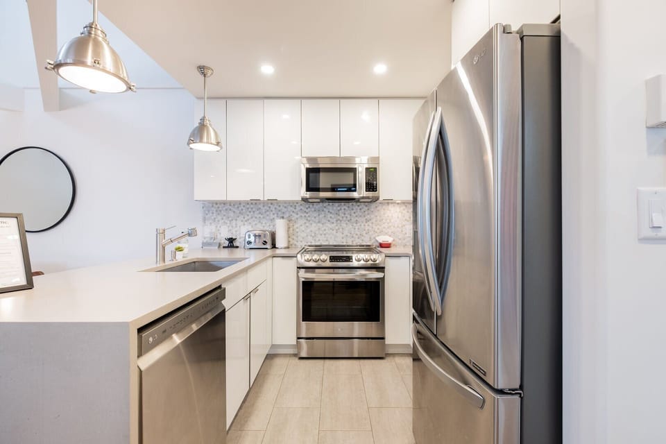 Full kitchen: Stainless steel appliances