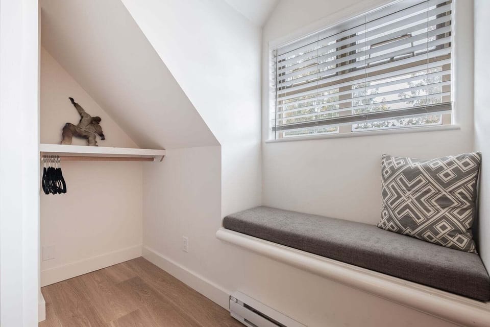3rd bedroom: seating area