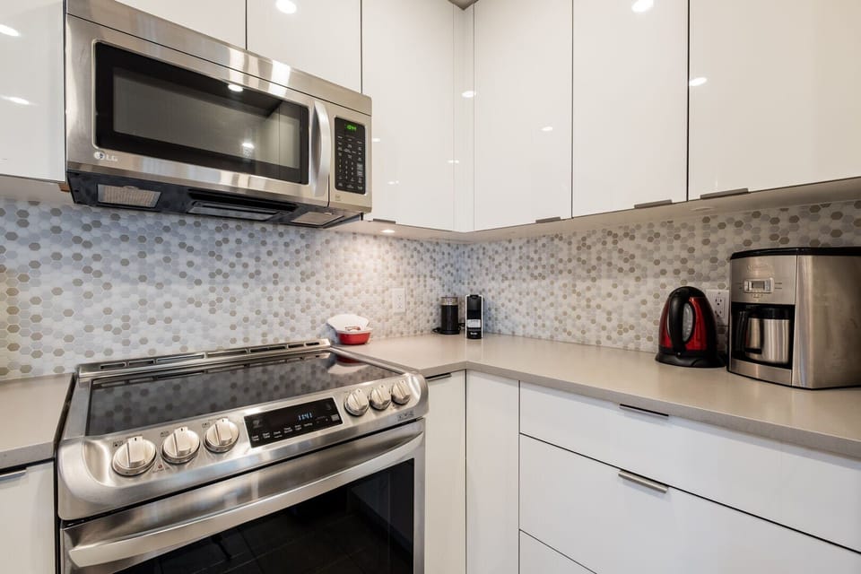 Full kitchen: Stainless steel appliances