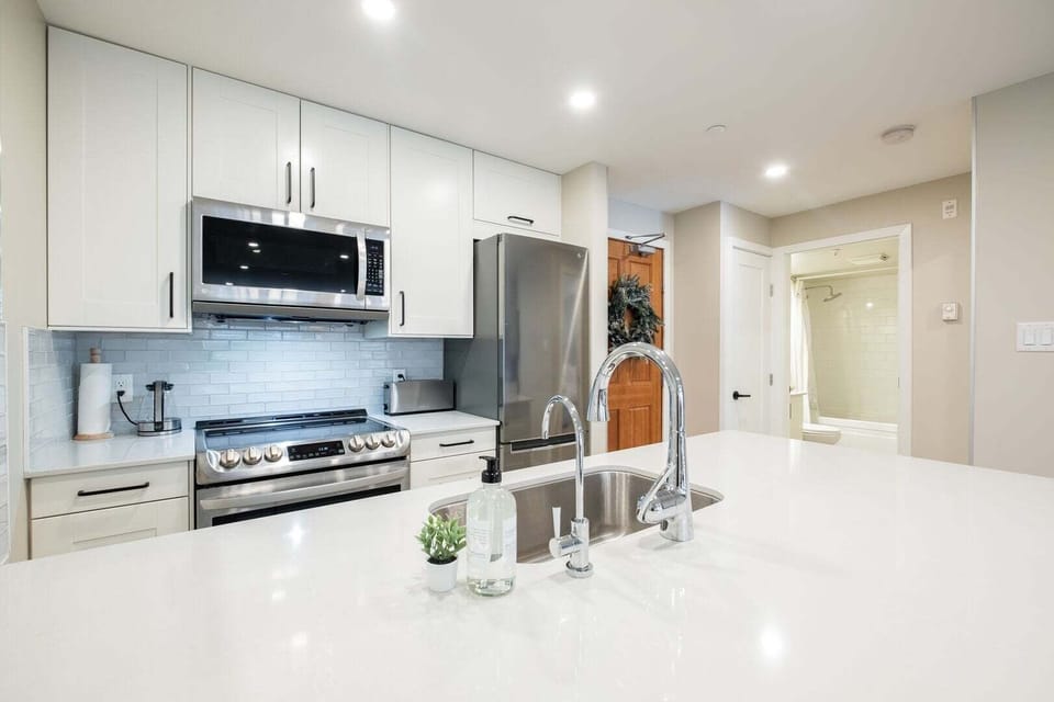 Full kitchen