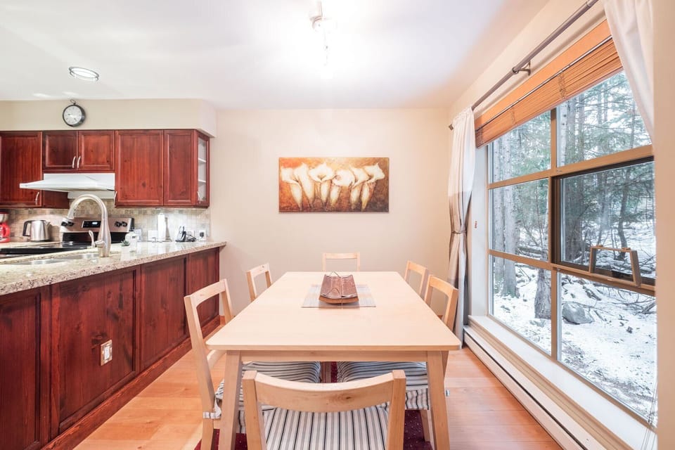 Dining area: Seats six people