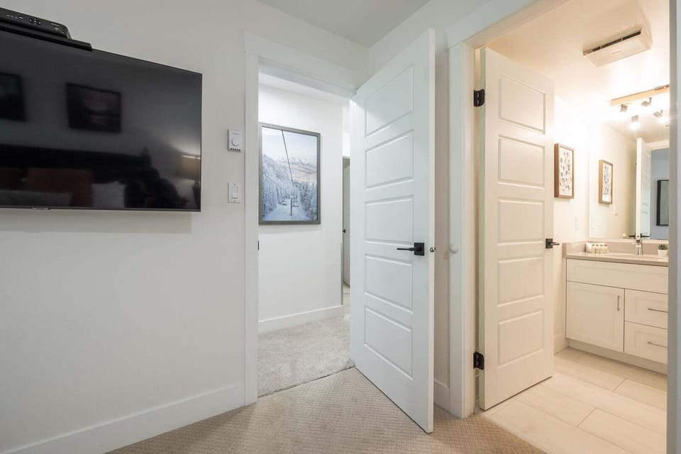 Primary bedroom: King bed