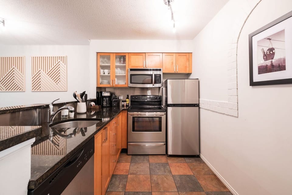 Full kitchen: Stainless steel appliances