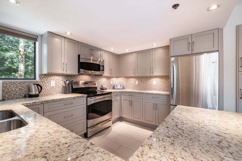 Full kitchen: Stainless steel appliances