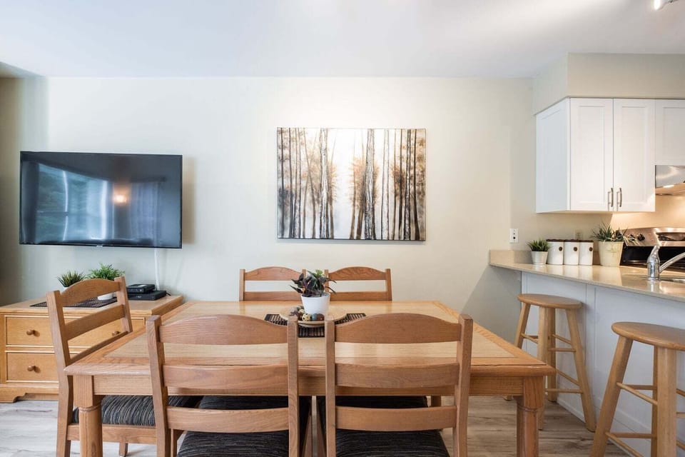 Dining area: Breakfast bar
