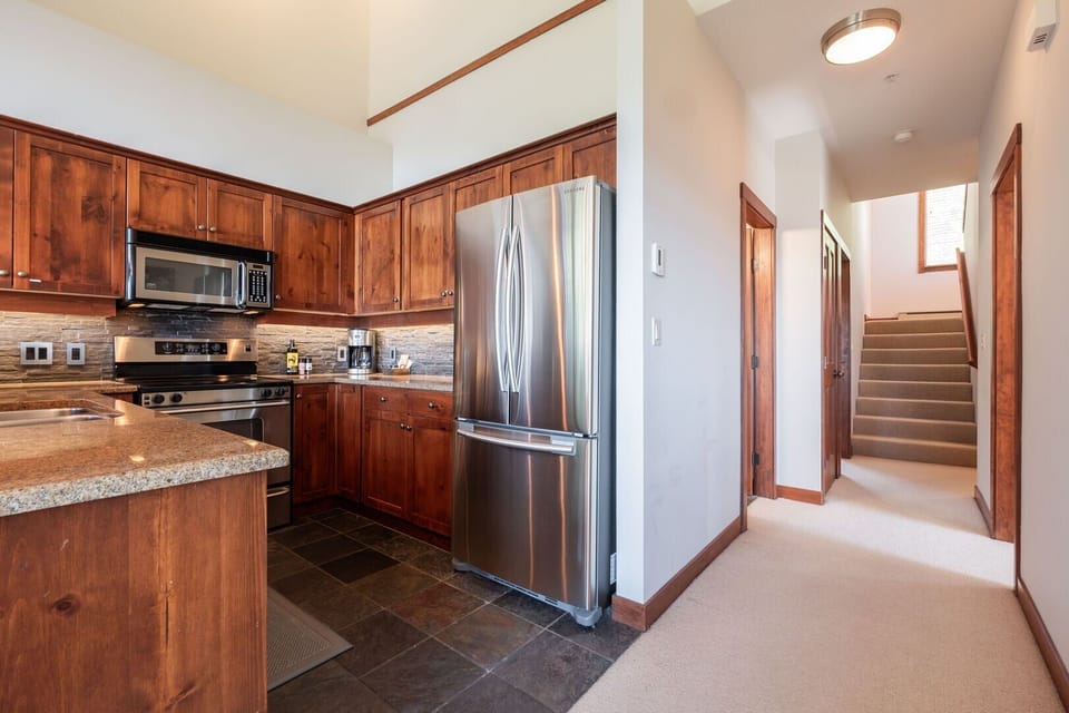 Full kitchen: Stainless steel appliances