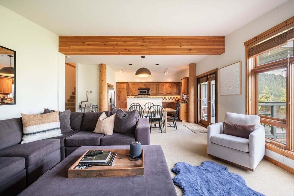 Living area: Smart/Apple TV