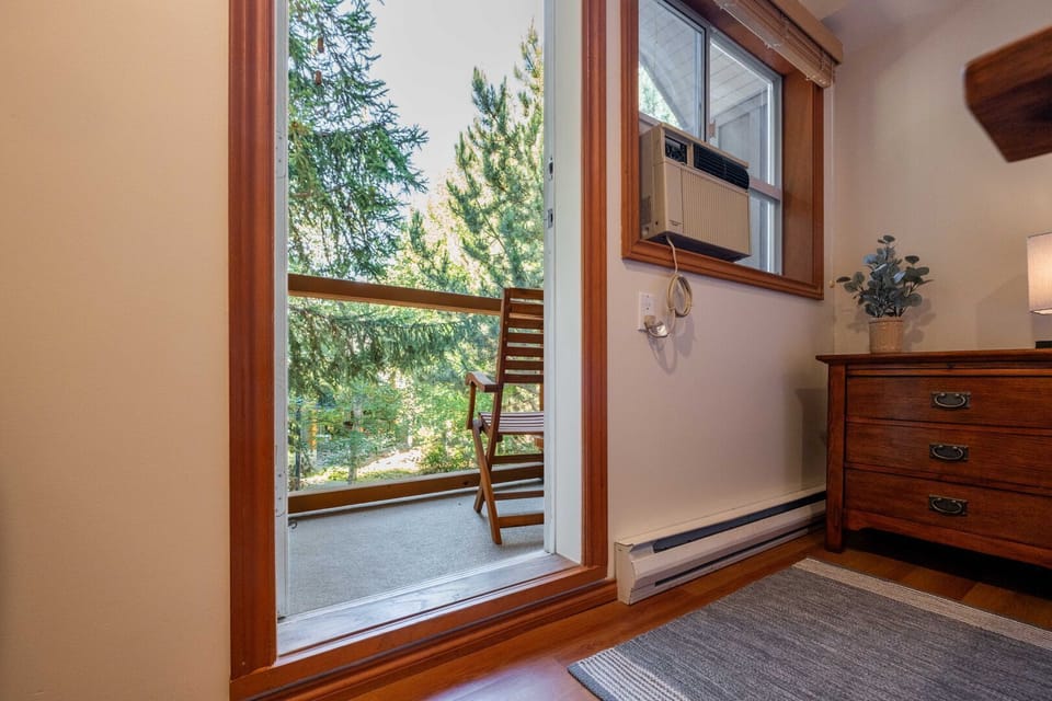 Primary bedroom: Private balcony access