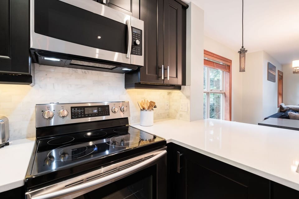 Full kitchen: Stainless steel appliances