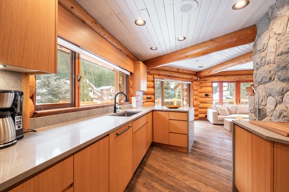 Full kitchen: Stainless steel appliances