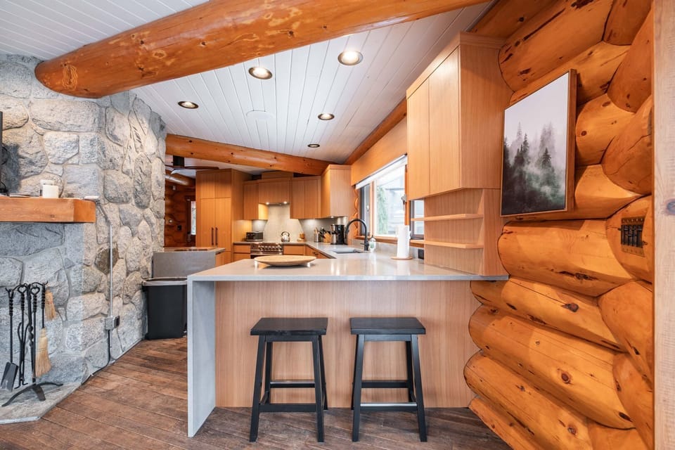 Full kitchen: Stainless steel appliances, breakfast bar