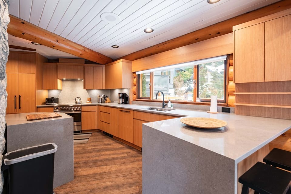 Full kitchen: Stainless steel appliances