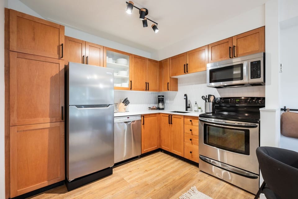 Full kitchen: Stainless steel appliances