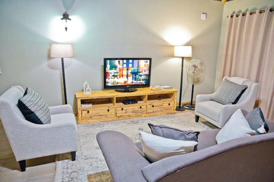 Luxury Suite, Patio, Garden View | Living area