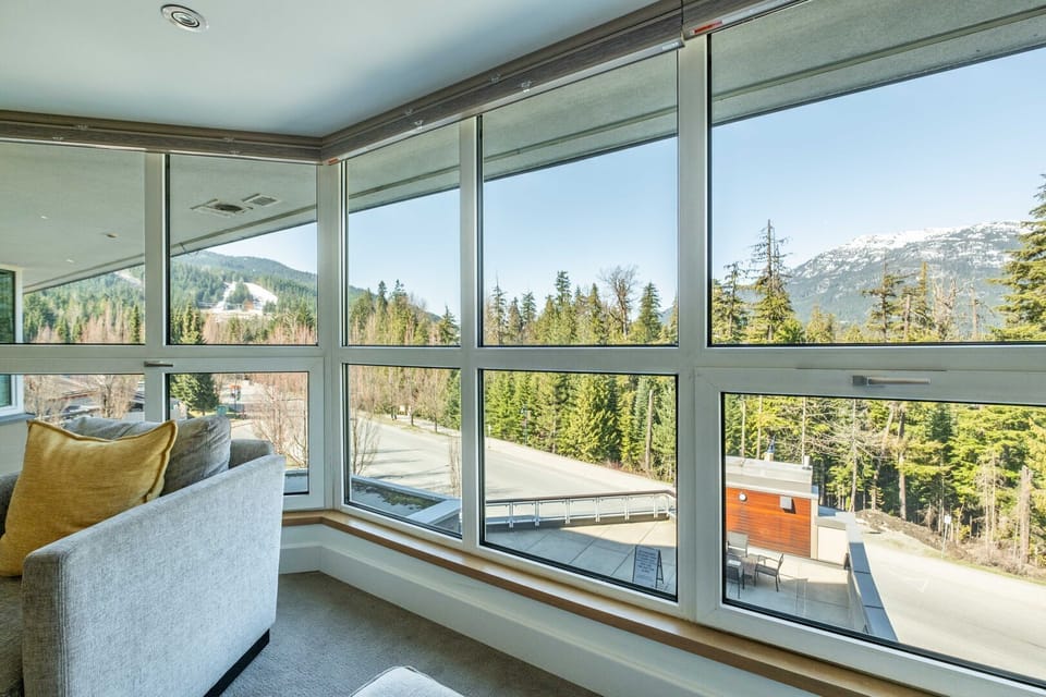 Living area: Large bay windows