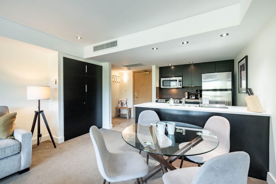 Open plan dining and kitchen area