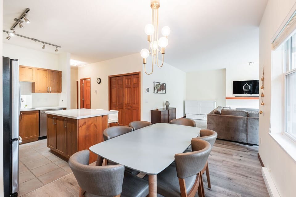 Dining area: Seats six people