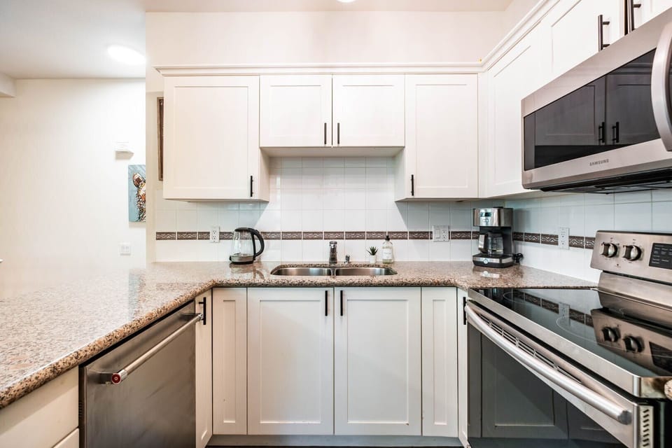Full kitchen: High-end appliances