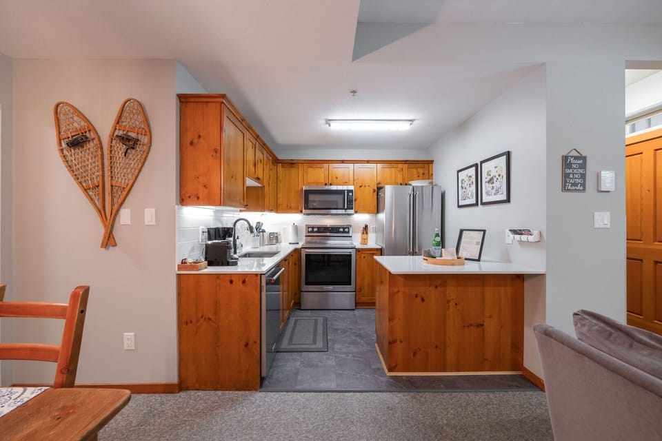 Full kitchen: Stainless steel appliances