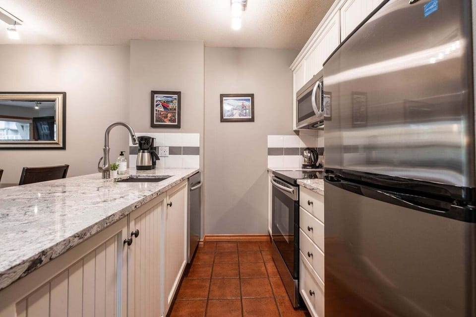 Full kitchen: High-end appliances