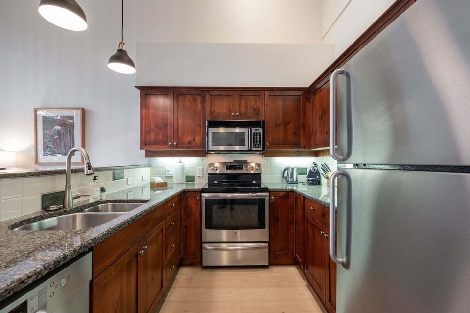 Full kitchen: High-end appliances