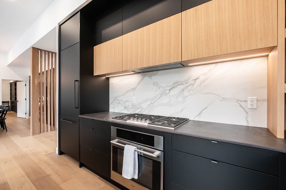 Full kitchen: High-end appliances