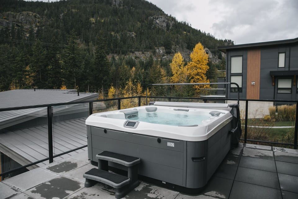Private deck: Hot tub