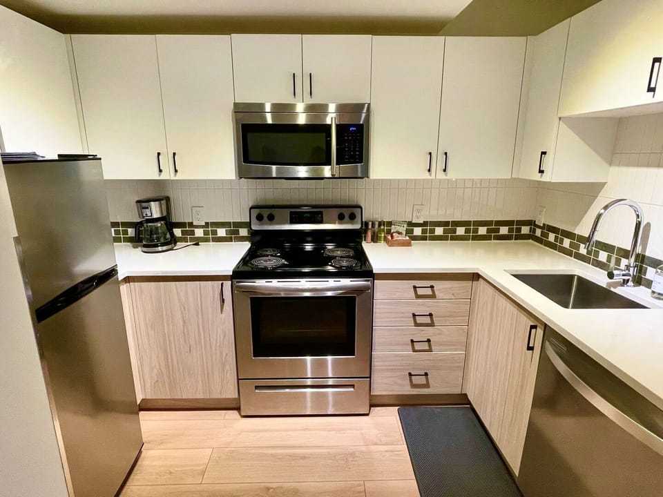 Full kitchen: High-end appliances